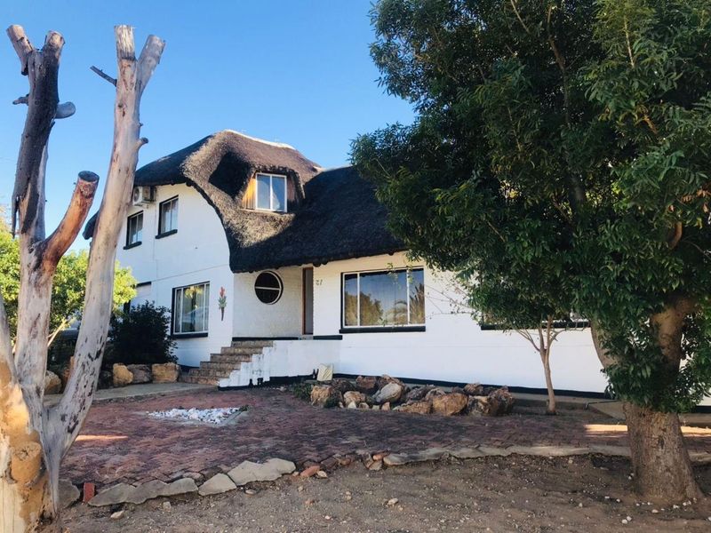 step into this beautiful 4.5 bedroom house available for sale in Hochland Park . Erf size 1451 square meters. N$ 5 million cost exclusive - Photo 3
