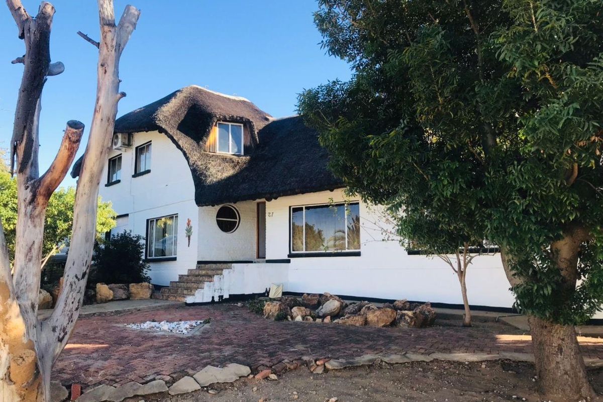 step into this beautiful 4.5 bedroom house available for sale in Hochland Park . Erf size 1451 square meters. N$ 5 million cost exclusive - Photo 3