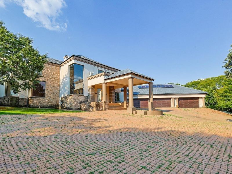 Magnificent 6 Bedroom Family Residence in Mooikloof Equestrian Estate - Photo 2