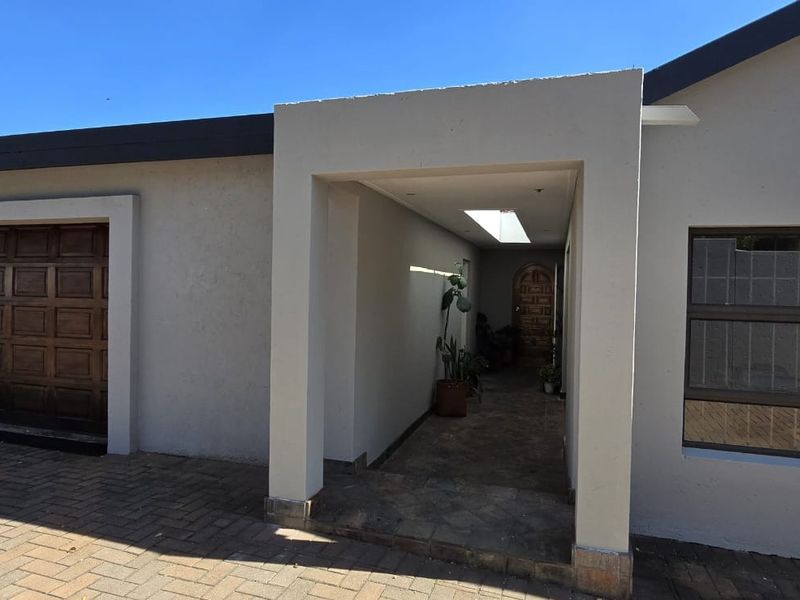 Four bedroom house for sale in Garsfontein Ext  6 - Photo 10