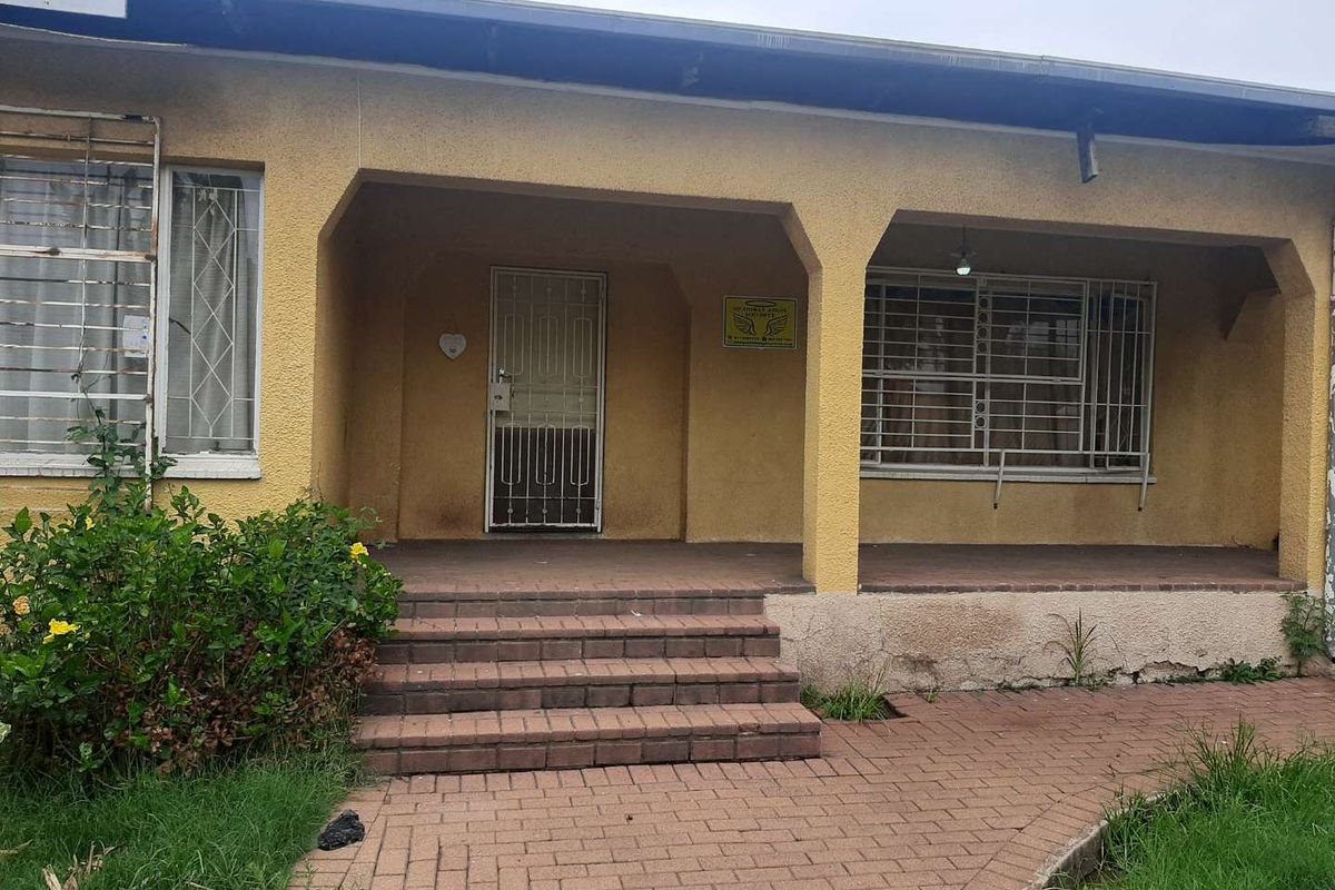 3 Bedrpoom House with 3, 2 Bedroom cottages at The Hill - Photo 2