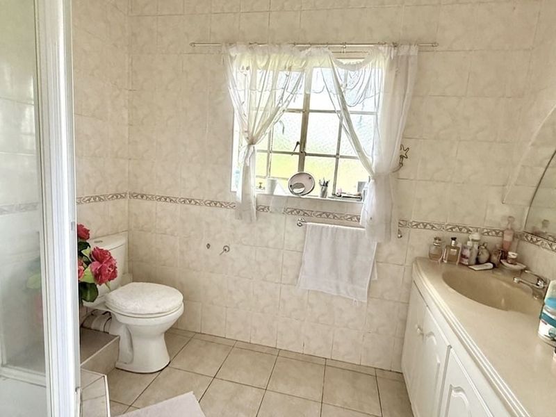 Spacious Family Home for Sale in Oak Park - Photo 10