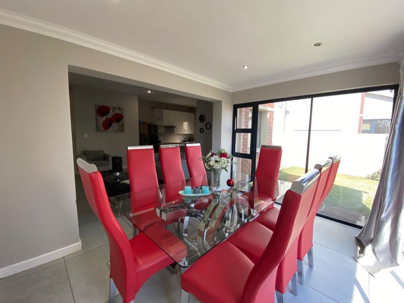 Spacious 3-Bedroom, 2-Bathroom Home with Double Garage and Private Garden - Photo 6