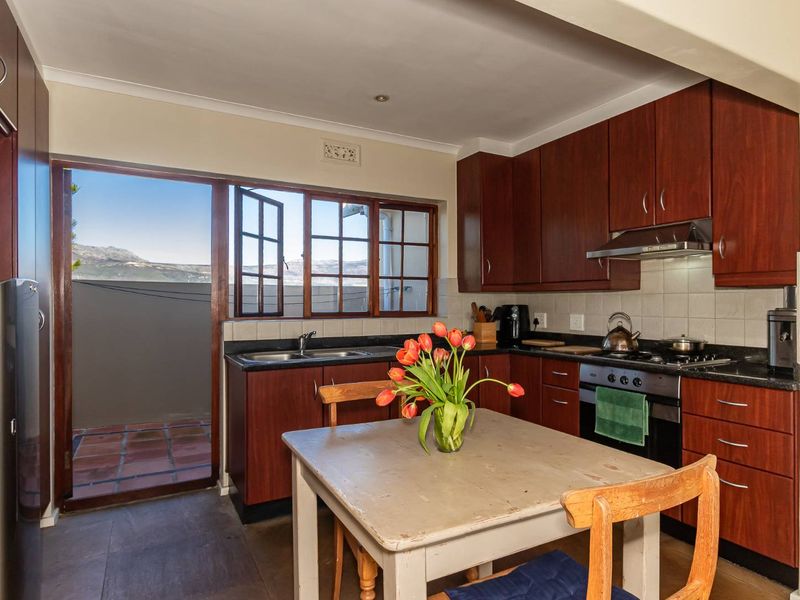 Spacious Lock ‘N Go 2 Bed Apartment In Sought After Complex - Photo 6