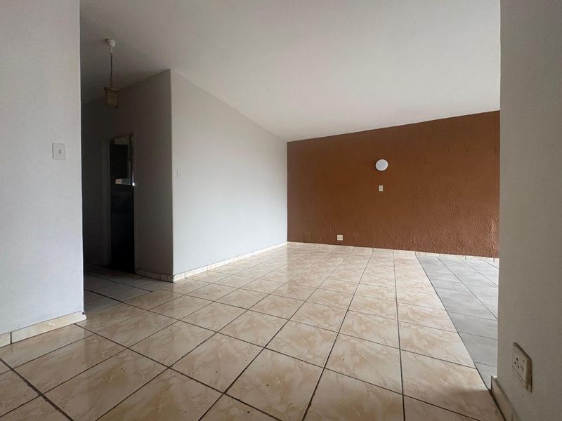 Spacious Ground Floor Apartment with Private Garden - Photo 5