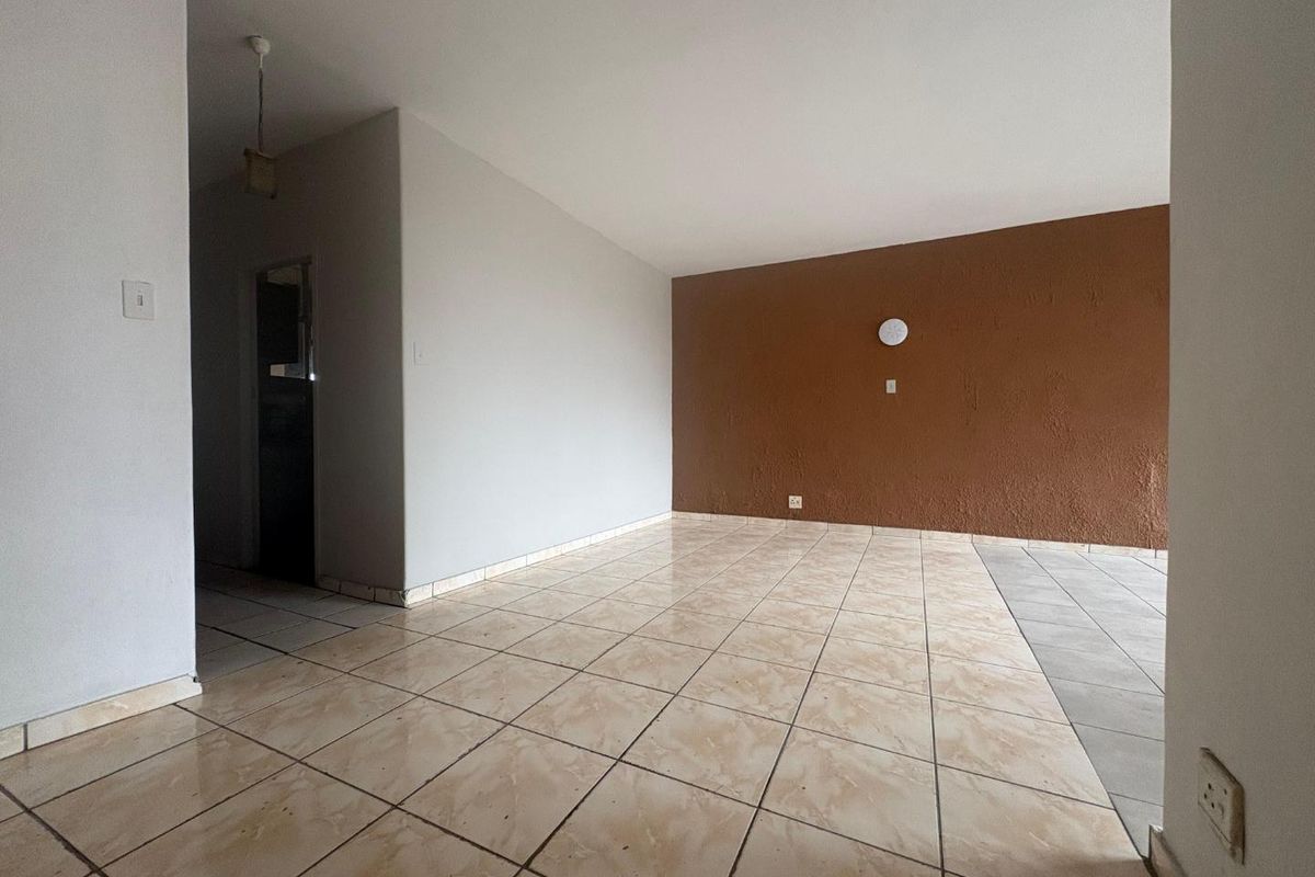 Spacious Ground Floor Apartment with Private Garden - Photo 5