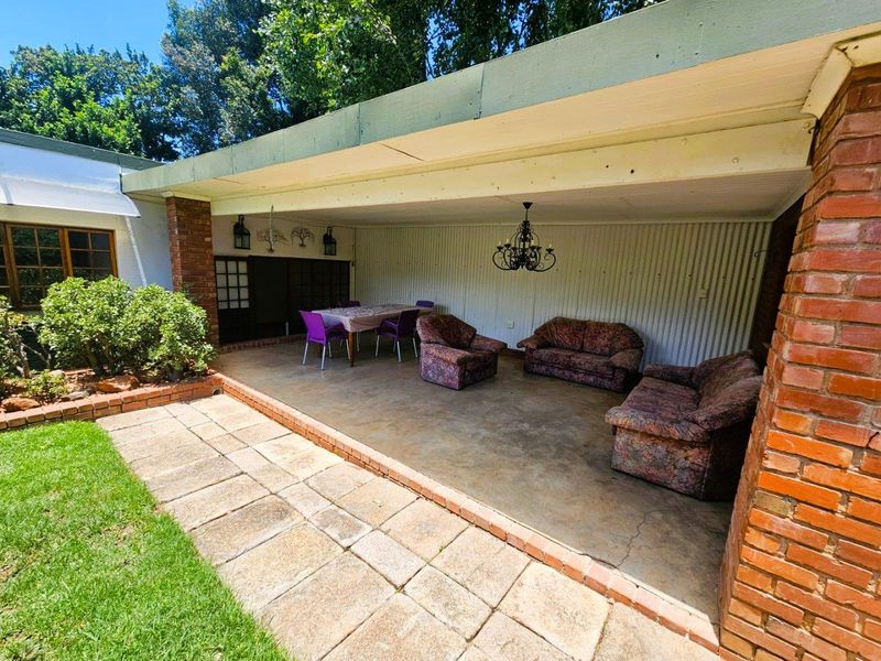 Spacious Garden Cottage with Exceptional Living Space (Please note: this unit is strictly for one person only.) - Photo 3