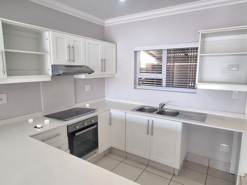 Modern 3 Bed Townhouse in Waterfall with automated Double Garage. - Photo 2