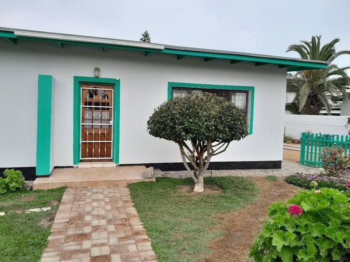 Property #2426062, House For Sale in Henties Bay Central