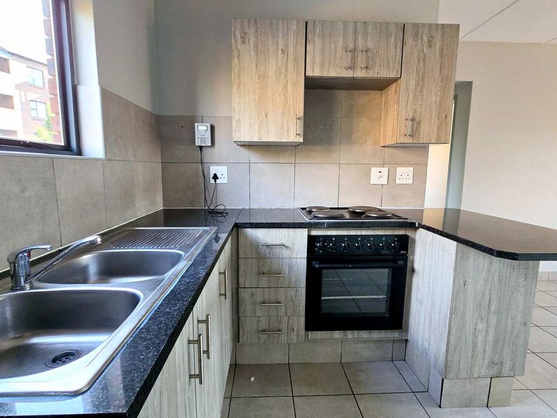 Neat & Secure 2-Bedroom Apartment – Ideal for First-Time Buyers or Investors - Photo 2