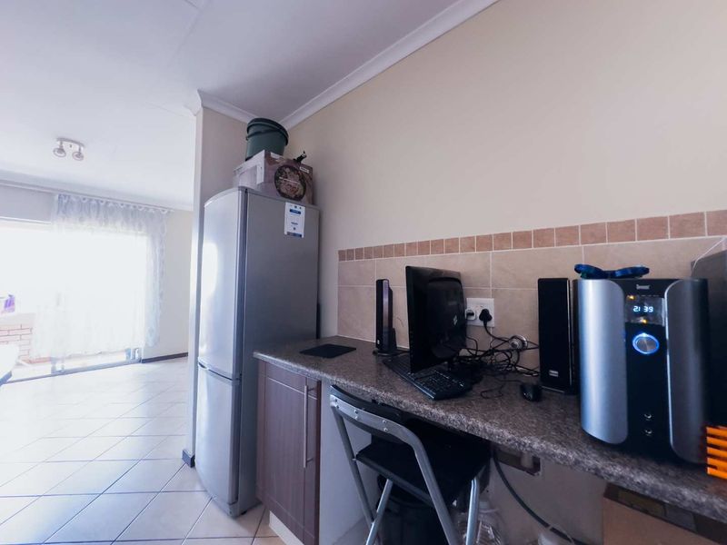 2 Bedroom Townhouse with Balcony - Photo 9