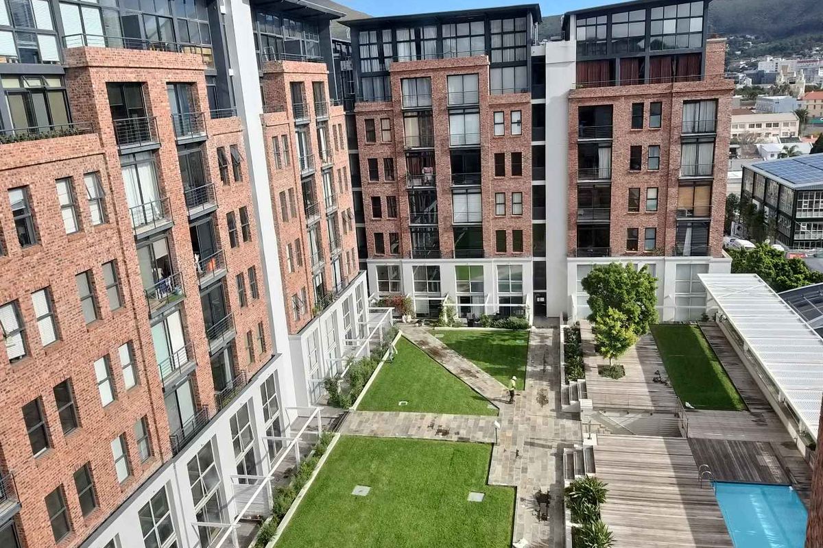 2 bed duplex in sought after Wembley square - Photo 2