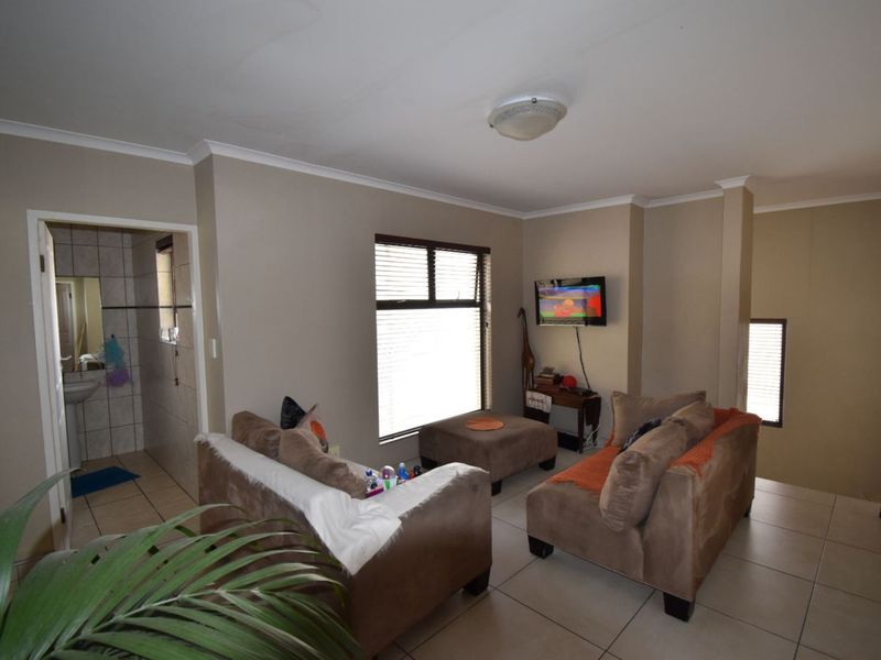 Townhouse in Lagoon - Photo 3