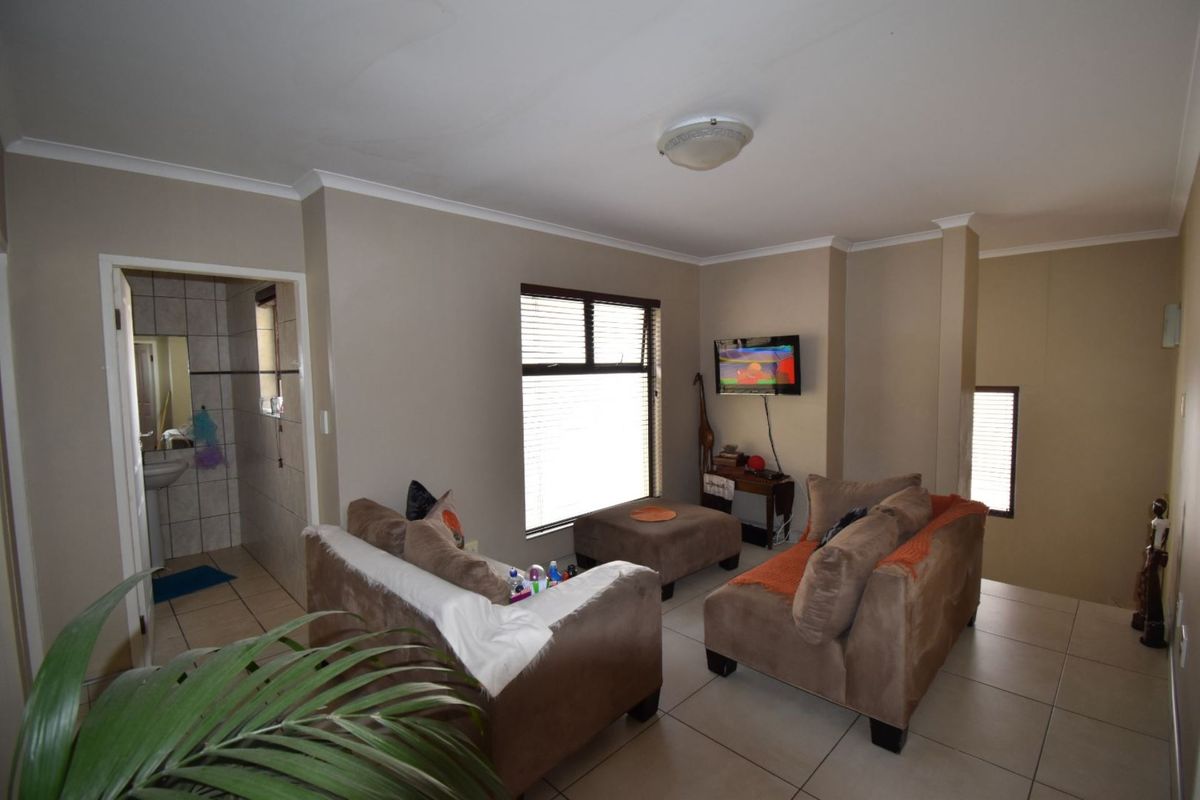 Townhouse in Lagoon - Photo 3