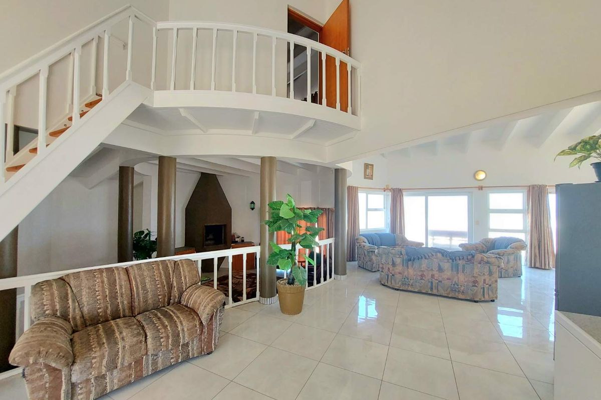 4 Bedroom Beachfront Home - Photo 5