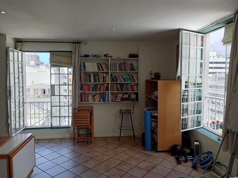 Studio Apartment with City & Mountain Views – Prime Investment Opportunity - Photo 5