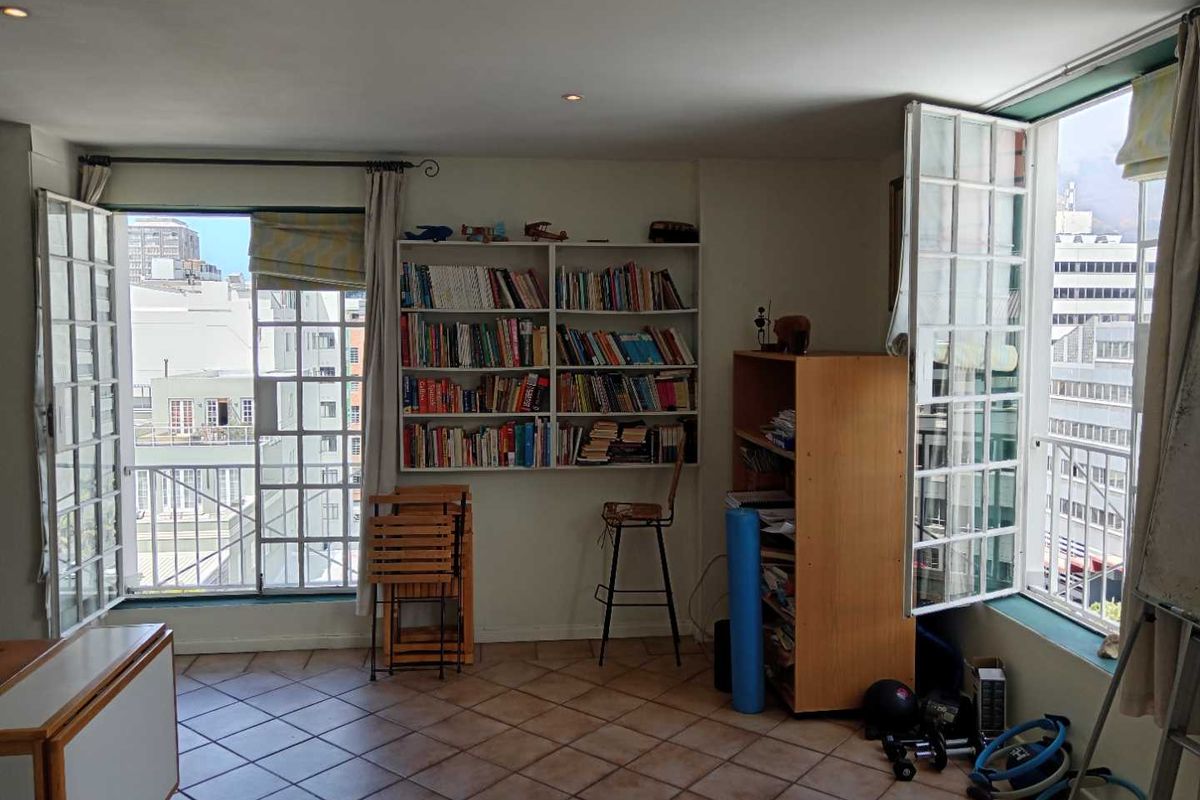 Studio Apartment with City & Mountain Views – Prime Investment Opportunity - Photo 5