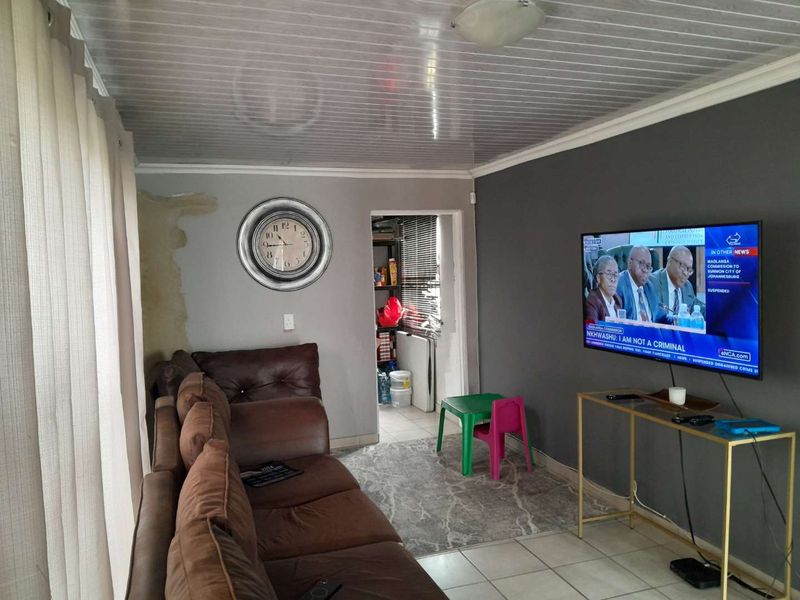 Neat 3 Bedroom Double story home - Photo 2