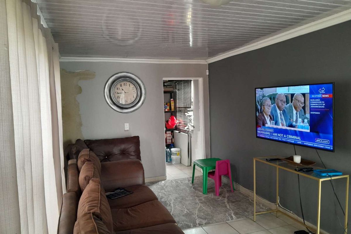 Neat 3 Bedroom Double story home - Photo 2