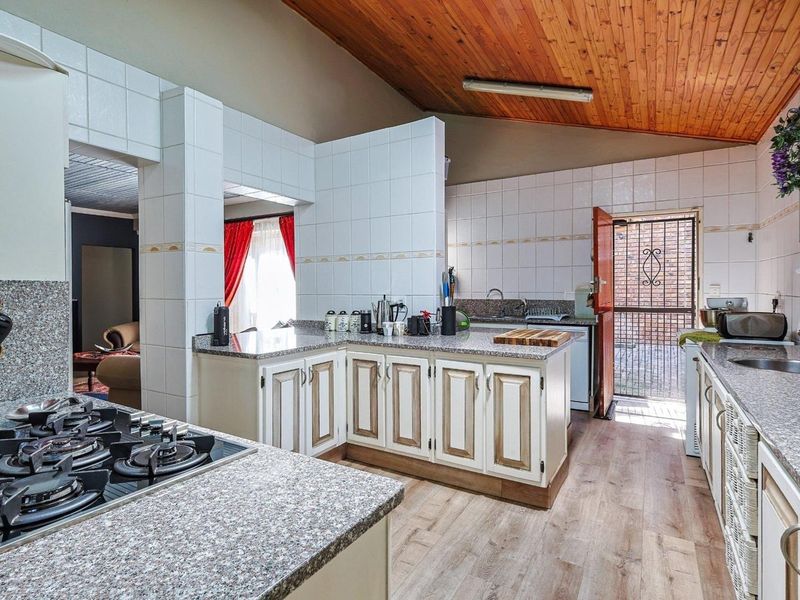 This beautiful family dream home offers space, flow, and comfort in perfect harmony. Designed for easy living and unforgettable entertaining. - Photo 9