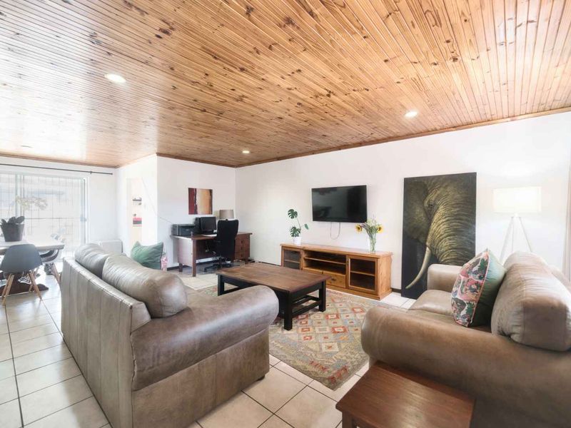 Comfortable family home in Westcliff - Photo 3