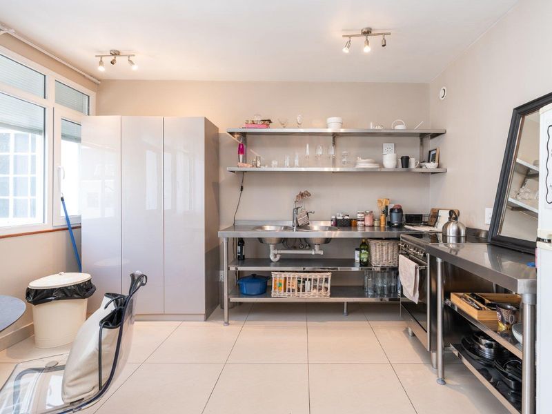Invest Smart: Airbnb friendly Studio Apartments in Cape Town's Hotspot! - Photo 10