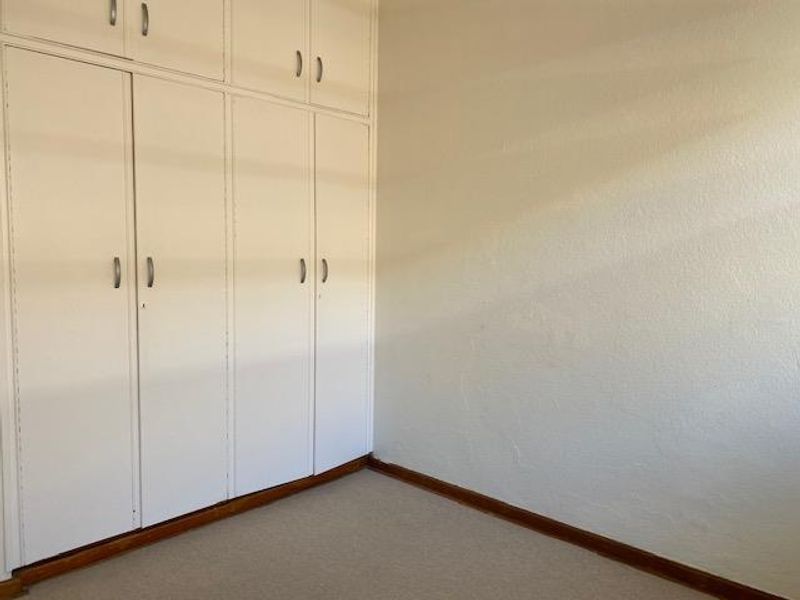 UNFURNISHED 2 Bedroom Apartment in security complex - Photo 9