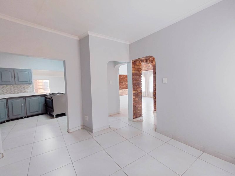 Elegant Living Awaits: Your Dream Home with a Bonus Cottage!" - Photo 8