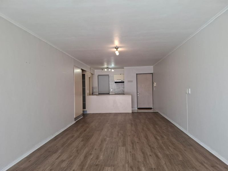 LONG TERM RENTAL - Large unfurnished  2 bedroom apartment in Piazza St John's - Photo 5