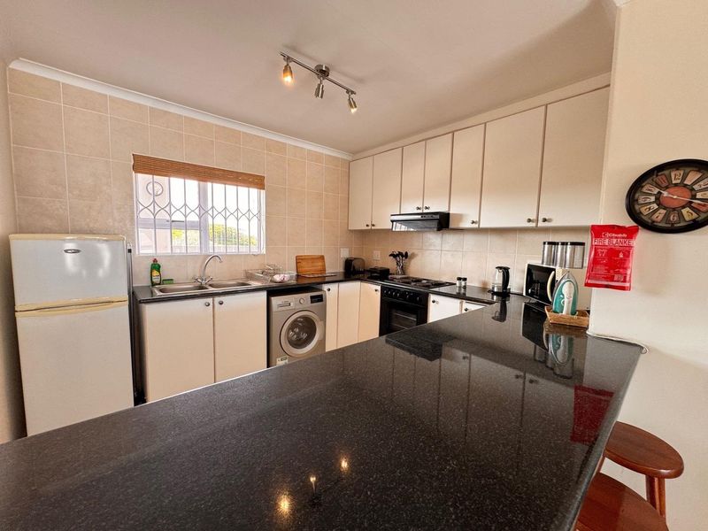 Coastal Big Bay apartment with tandem garage! - Photo 9