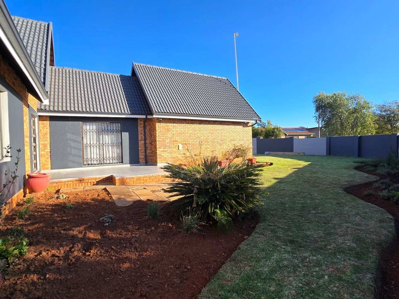 Modern Luxury on a Spacious Corner Stand – Fully Renovated Family Home - Photo 6