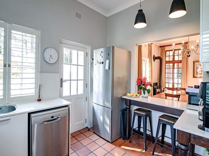 Magnificent Family Home with Cottage on Established Acre in Bryanston East - Photo 6