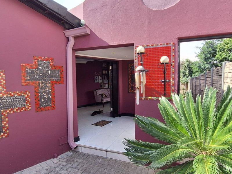 Discover Elegance - Unique 4-Bedroom Home Awaits You! - Photo 2