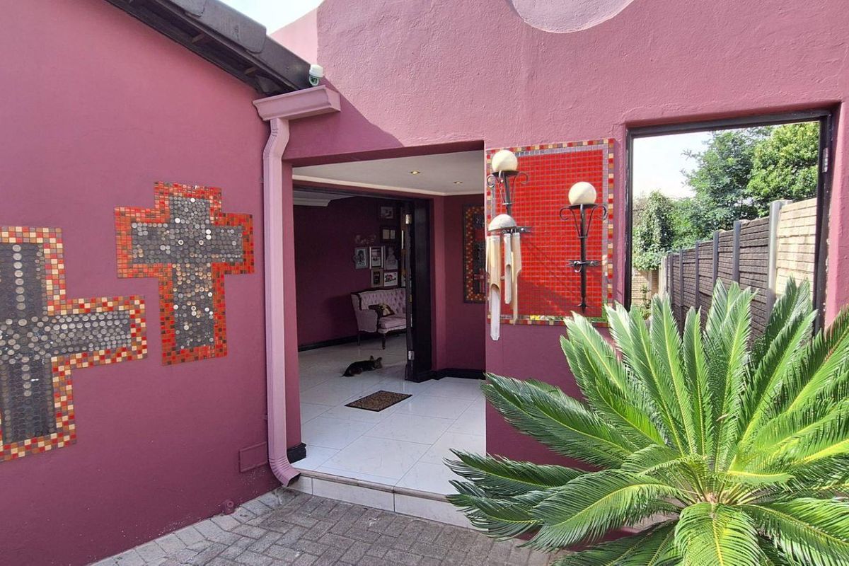 Discover Elegance - Unique 4-Bedroom Home Awaits You! - Photo 2