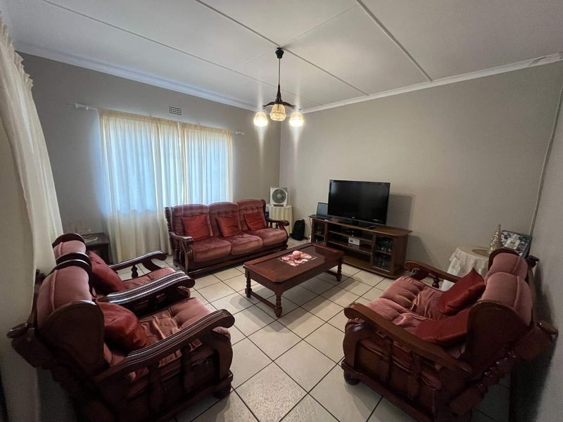 Spacious and immaculate family home in sought after area - Photo 3