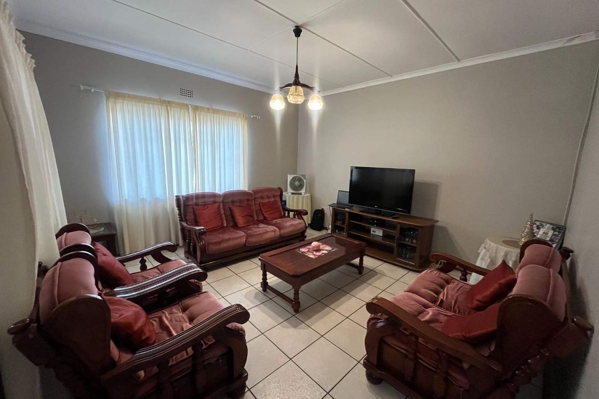 Spacious and immaculate family home in sought after area - Photo 3