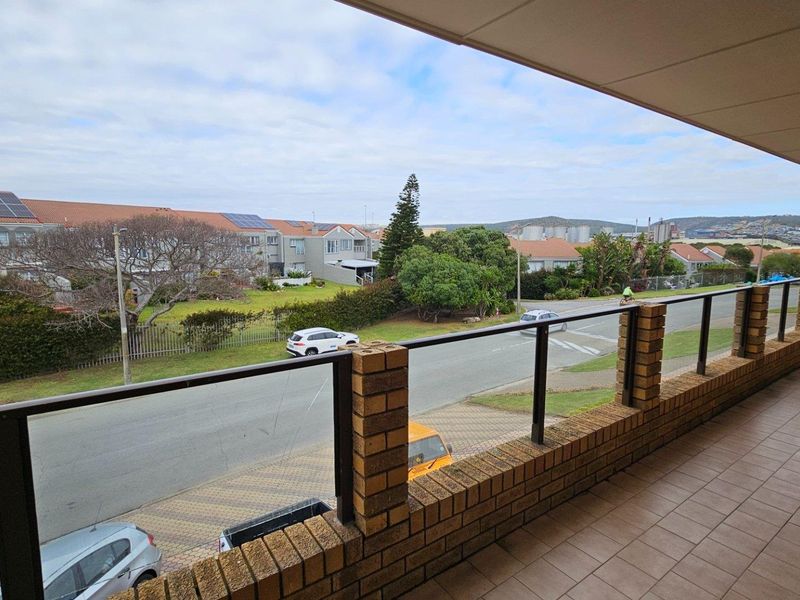 Beach living: 7 Bedroom, easy upkeep home - Photo 5