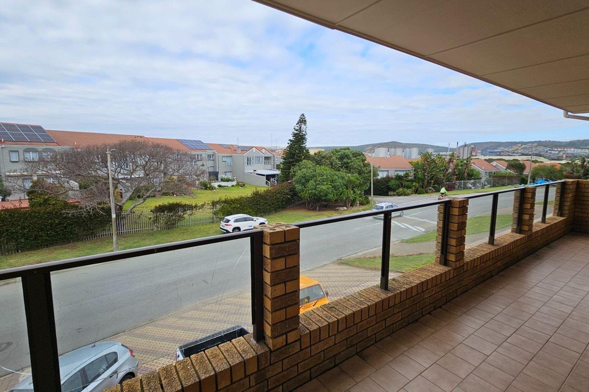 Beach living: 7 Bedroom, easy upkeep home - Photo 5