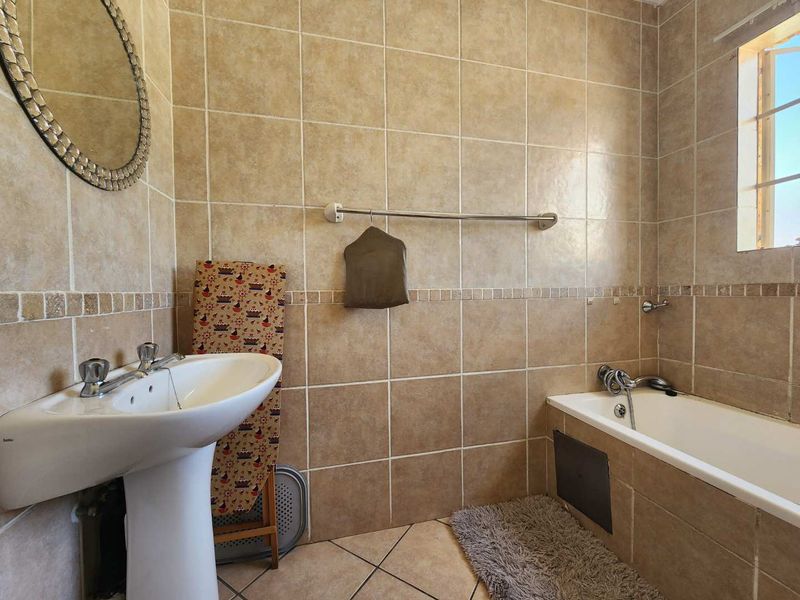Two Bedroom Apartment In Sought After Complex - Photo 8