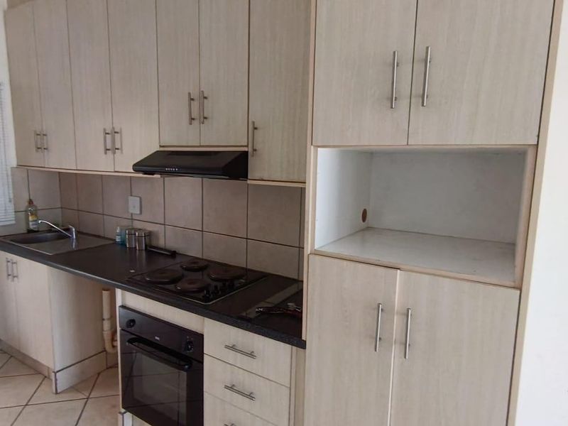 2 Bedroom Flat for sale in Woodhurst - Photo 2
