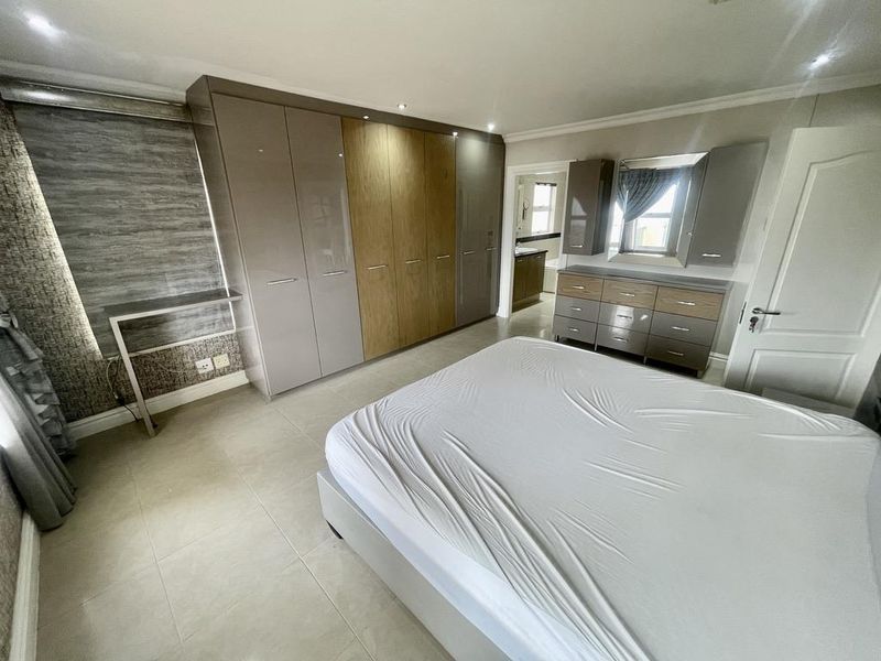 Hendra - Ultra Modern 3-Bedroom Apartment with Drive-Up Access and Breathtaking Views - Photo 10