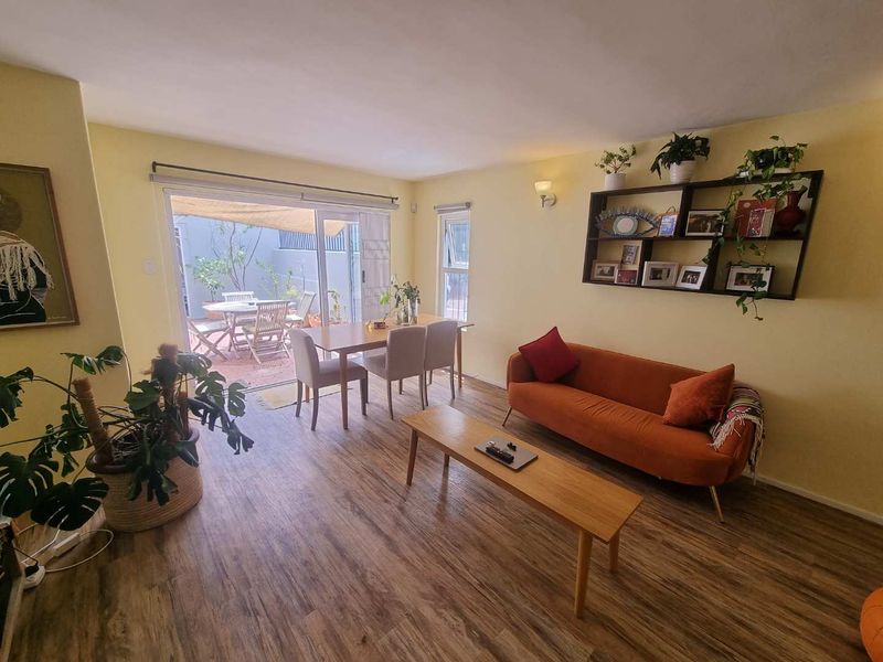 Semi-furnished Two-Bedroom Townhouse with Courtyard and Garage in Sought-After Claremont Upper! - Photo 2