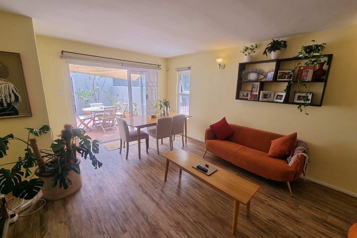 Semi-furnished Two-Bedroom Townhouse with Courtyard and Garage in Sought-After Claremont Upper! - Photo 2