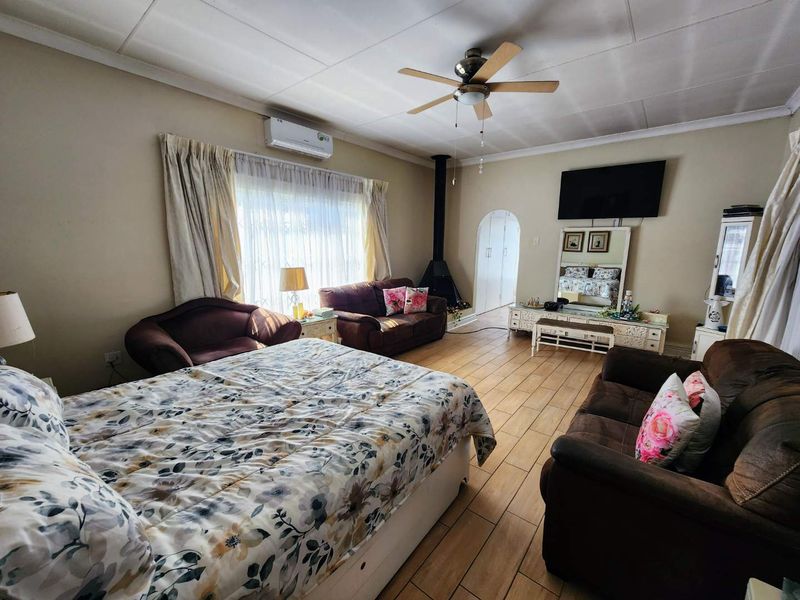 Dual Living at its Finest: Spacious 4-Bedroom Home with a Fully Self-Contained Flat - Photo 8