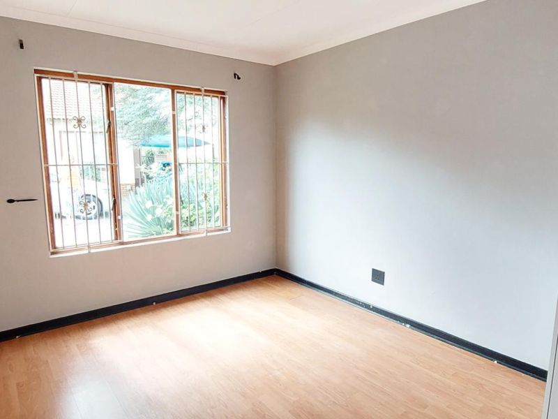 Exquisite Duplex: Modern Comfort Meets Style - Photo 7