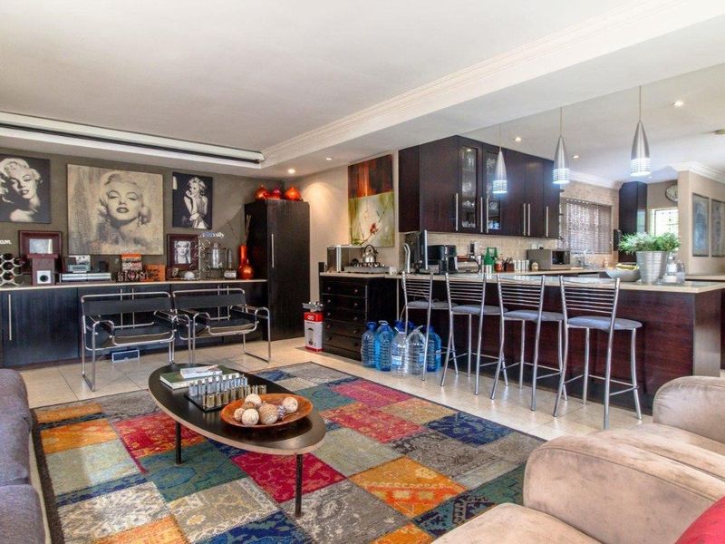 Elegant 5-Bedroom Luxury Home with Flatlet, Heated Pool & Solar Power – Glenvista - Photo 3