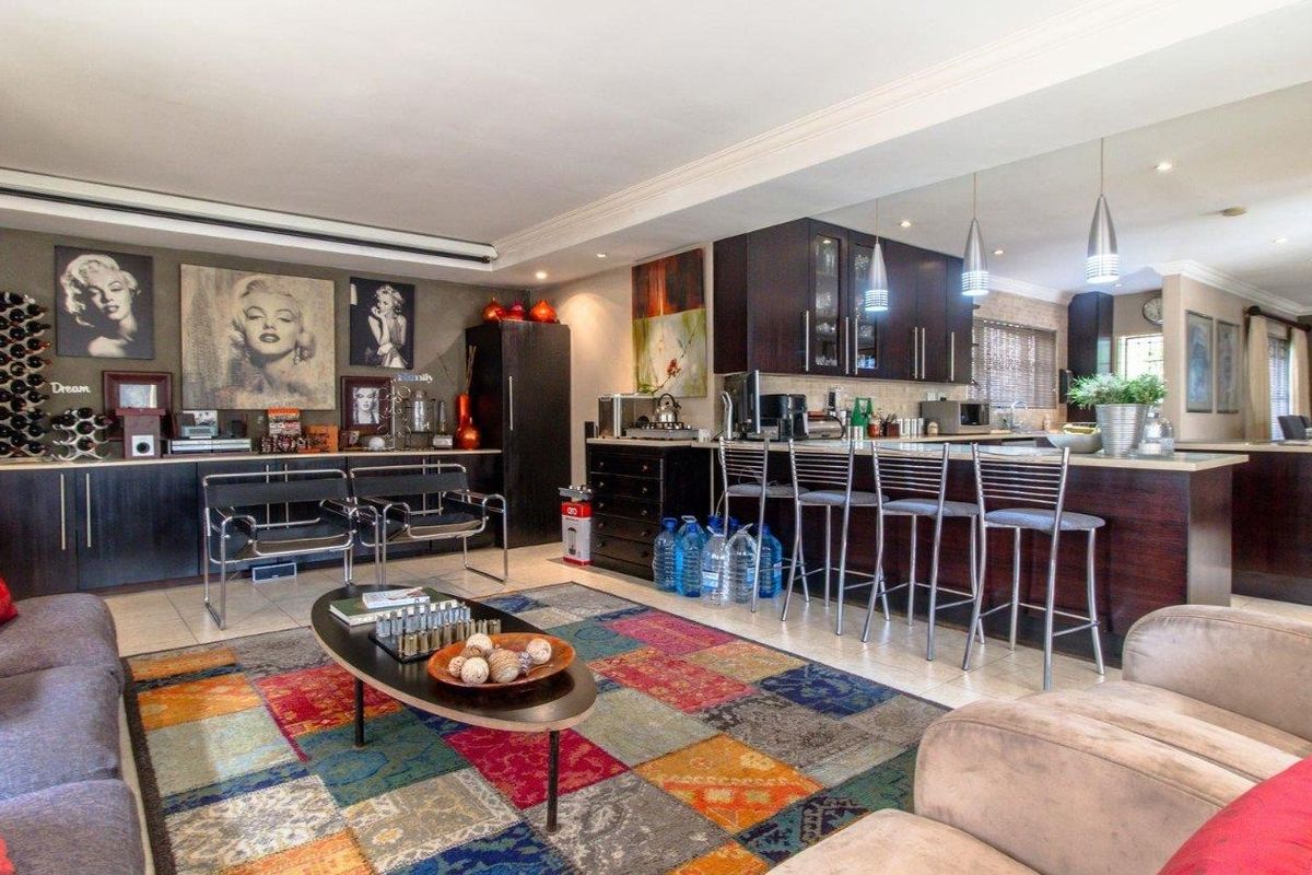 Elegant 5-Bedroom Luxury Home with Flatlet, Heated Pool & Solar Power – Glenvista - Photo 3