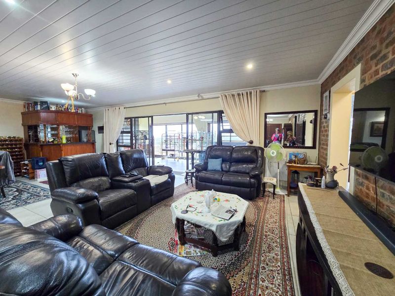 Neat family home for sale in Stilbaai-Wes. - Photo 4