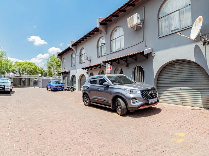 Pet Friendly Charrming Duplex Townhouse for Sale - Photo 2