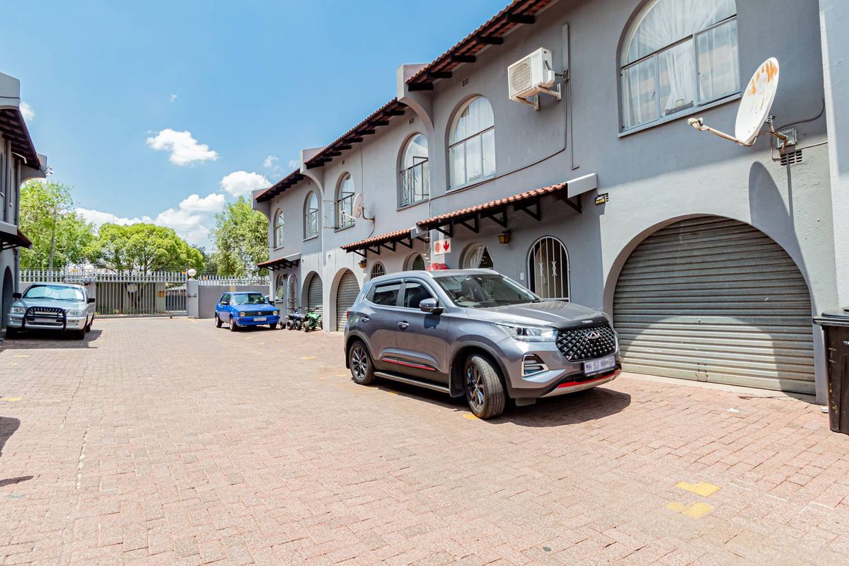 Pet Friendly Charrming Duplex Townhouse for Sale - Photo 2